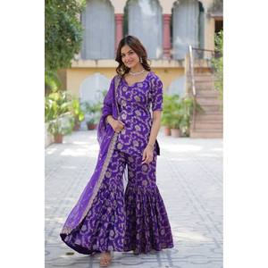 Ensemble de costume pour femmes de créateur avec broderie de paillettes pour un look de fête - Product Image 3