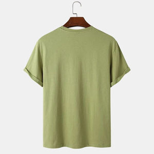 เสื้อยืดคอกลมแขนสั้นผู้ชาย สีเขียว พิมพ์ลายตัวอักษร ปลายแขนพับได้ สไตล์ลำลอง ทรงโอเวอร์ไซส์ ผ้าฝ้าย 100% ซักย้อมสีแบบแอซิด ระบายอากาศได้ดี - Product Image 2