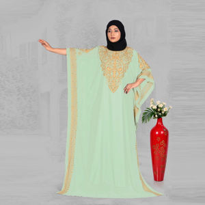 Kaftan Modeste en Mousseline Brodé avec Détails Frontaux Complexes, Manches Imposantes, Silhouette Fluide Longue – Idéal Aïd, Ramadan, Quotidien - Product Image 1