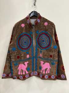 Veste audacieuse en velours brodée à la main, couleur camel, style bohème vintage ethnique, manteau de festival, art populaire, vêtement d'extérieur d'hiver pour femme, pièce intemporelle - Product Image 3