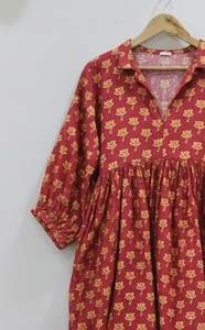 Robe midi rouge respirante à imprimé floral fait main, design Buta, robe en coton bohème à coupe évasée pour femmes - Product Image 2