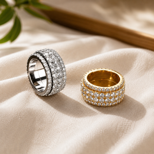 Anillo de Compromiso Unisex con Cuatro Líneas de Diamantes Redondos, Chapado en Oro Blanco de 14K, con Moissanita Engastada en Puntas, Joyería de Aniversario - Product Image 2