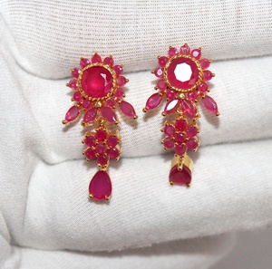 Conjunto de Collar y Pendientes de Latón Chapado en Oro con Rubíes Rojos y Diseño Floral, Joyas Memoria, Venta al por Mayor - Product Image 5