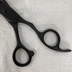 Kit de tijeras de aseo para mascotas de seguridad superior Diseño curvo de acero inoxidable japonés Reducción de fatiga de manos certificada ISO9001 para diestros - Product Image 3