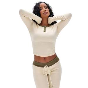 สินค้ามาใหม่ ลดราคา เสื้อครอปเฮนลีย์ลำลอง ระบายอากาศได้ดี ทรงเข้ารูป สปอร์ต เนื้อผ้านุ่มสบายผิว เสื้อครอปเฮนลีย์วาฟเฟิลสุดหรูสำหรับผู้หญิง - Product Image 1