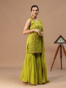 Robe de soirée de créateur en georgette de renard imprimée de qualité supérieure pour femme, tenue ethnique pour mariages et festivals, disponible à la vente - Product Image 3