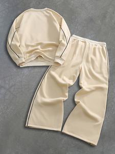 Ensemble de survêtement pour homme en beige avec bordure contrastée, sweat-shirt et pantalon large, tenue décontractée de style streetwear, ensemble deux pièces de qualité supérieure - Product Image 2