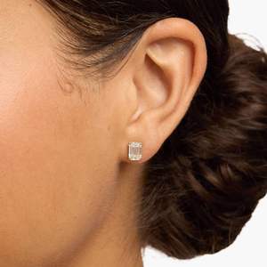 Boucles d'oreilles en diamant de laboratoire taille émeraude 2 carats pour femme, or jaune 14 carats, clarté VS2, couleur E, certifiées IGI - Product Image 2