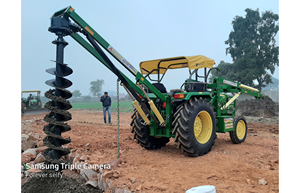 Herramienta de perforación y montaje de postes con estabilizador frontal y sistema hidráulico para tractor Mahindra - Product Image 4