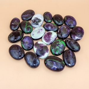 Pierre de poche ovale polie naturelle en Kammererite, cristal violet rare pour la guérison, la méditation Reiki, l'énergie et la décoration artistique folklorique - Product Image 5