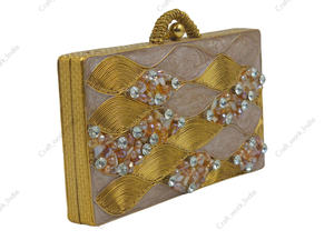 Bolso de mano indio artesanal de latón con incrustaciones de nácar y detalles de cristal, bolso de fiesta de lujo. - Product Image 3