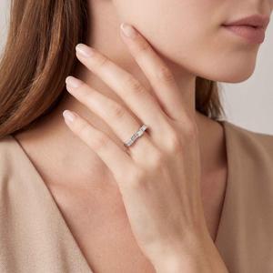 Bague en or rose 9 carats avec diamant de laboratoire, serti clos, forme fantaisie, taille baguette, or blanc, or jaune, intemporelle, fine. - Product Image 2
