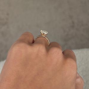 Bague en or 18 carats avec diamant de laboratoire taille marquise de 4 carats, diamants blancs |   Bague de fiançailles solitaire de luxe certifiée IGI |   Tendance - Product Image 6