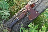 Hache Viking Personnalisée Faite à la Main avec Manche en Bois, Motif Nordique Gravé, Lame en Acier Barbelé – Accessoire Idéal pour le Camping, les Activités de Plein Air et comme Cadeau