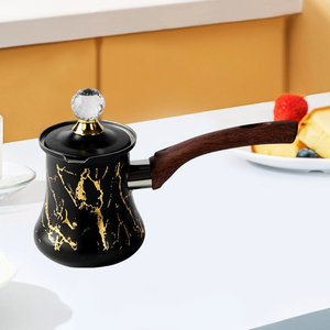 หม้อกาแฟลายหินอ่อนแบบตุรกีพร้อมด้ามจับไม้ มีจำหน่ายในราคาขายส่งถูกจากโรงงานโดยตรง สำหรับชงและเทกาแฟ - Product Image 1