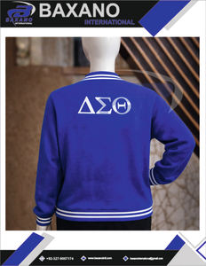 Cardigan en tricot acrylique à col en V Delta Sigma Theta DST Sorority, bleu roi avec accents blancs, inspiré du pull de Chicago - Product Image 5