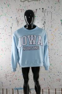 Sweat-shirt à col montant IOWA NURSING bleu ciel, 100% blanc, broderie appliquée, col large, URBAN PRODUCTIONS - Product Image 3