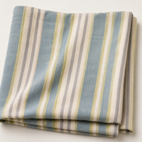Tissu en coton imprimé à la main à motifs floraux bleus, avec un motif botanique doux sur fond pastel, textile respirant pour kurti.