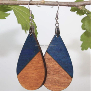 Pendientes colgantes de madera y resina hechos a mano, diseño floral con concha de perla y detalles de ratán para mujer - Product Image 5