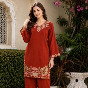 Ensemble coordonné en rayonne lourde dynamique avec haut brodé et pantalon palazzo, tenue ethnique de créateur pour la mode - Product Image 3