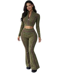 Ensemble de yoga deux pièces vert olive pour femme : haut court zippé et pantalon évasé taille haute, avec coutures contrastées imprimées, tenue de sport personnalisée - Product Image 1