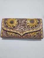 Porte-monnaie sculpté usiné à la main pochette coque de téléphone nouveau Design fleur de soleil couleur jaune portefeuille pour femmes portefeuilles en cuir occidental