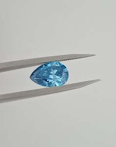 พลอยสังเคราะห์ทรงลูกแพร์ สีฟ้าเข้ม 1 กะรัต รับรองโดย IGI ผลิตในห้องปฏิบัติการด้วยวิธี CVD HPHT ความสะอาดระดับ VS1 สำหรับงานหมั้น - Product Image 5