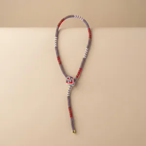 Collier unisexe à capuche réglable tissé à la main avec perles de verre grises, blanches et rouges à motif nœud serpent - Product Image 1