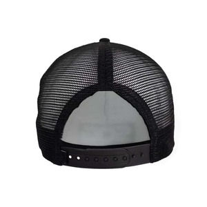 Casquette de camionneur en maille polyester à 5 panneaux avec logo personnalisé de haute qualité, visière incurvée, fermeture à pression en plastique, chapeau de sport - Product Image 4