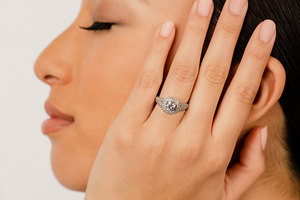 Anillo de Compromiso de Diamante Cultivado en Laboratorio con Doble Halo de Lujo, 1.34 Ct, Certificado IGI, Anillo de Boda de Oro Sólido, Anillo Nupcial Impresionante - Product Image 3