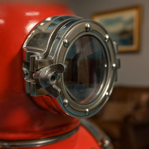 Casque de plongée vintage rouge fait main, décoration nautique, objet de collection maritime, casque de plongeur en eaux profondes, décoration pour maison côtière - Product Image 4