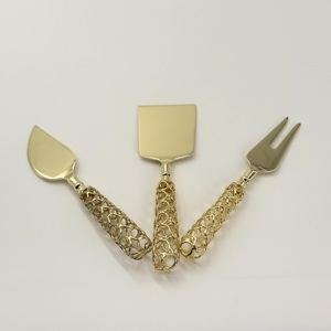 ชุดอุปกรณ์ชีสสแตนเลสสตีลพร้อมด้ามจับลวดเหล็กหรูหรา พร้อมชุดช้อนส้อมเคลือบ PVD สีทอง สำหรับร้านอาหาร โดย R B Overseas - Product Image 5