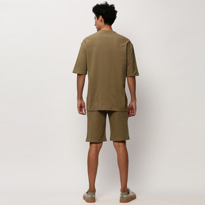 เสื้อยืดคอกลมสีเทาและเขียวแบบคัลเลอร์บล็อกกิ้งสำหรับผู้ชาย พร้อมกางเกงขาสั้น ชุดลำลองสำหรับฤดูร้อน ผ้าถัก ระบายอากาศได้ดี - Product Image 2
