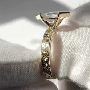 Anillo de Diamantes con Corte Hexagonal en Oro Sólido con Banda Grabada, Anillo de Compromiso Geométrico Único, Joyería Fina de Lujo, Regalo para Mujer - Product Image 3