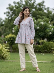 Ensemble Traditionnel de Fête en Coton avec Haut Brodé Cœur Col V Manches Longues et Pantalon en Lin Coton à Volants et Taille Élastique avec Poches - Product Image 4