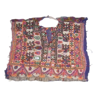 Blusa Baloch Vintage Tribal Banjara con Bordado en el Cuello, Apliques con Espejos, Parches de Algodón con Diseño Floral, Manga Corta, para Bodas - Product Image 1