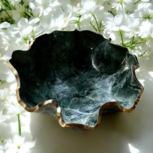 Bol décoratif artisanal en résine époxy vert moyen, design géode - Product Image 1