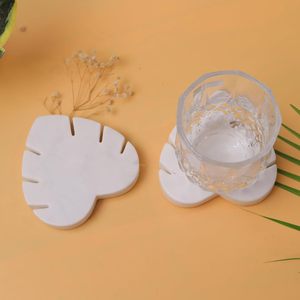 ชุดจานรองแก้วหินอ่อนสีขาว ชุดจานรองแก้วลายมอนสเตอร่า ผลิตด้วยมือโดยช่างฝีมือชาวอินเดีย ชุดจานรองแก้วสำหรับถ้วยชา แก้วกาแฟ และแก้วน้ำ - Product Image 4