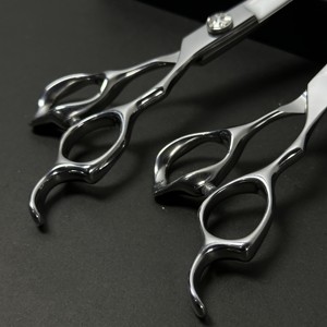 Ciseaux de coiffure ergonomiques en acier inoxydable à haute teneur en carbone, ciseaux professionnels de salon pour une coupe précise et une utilisation de précision. - Product Image 3
