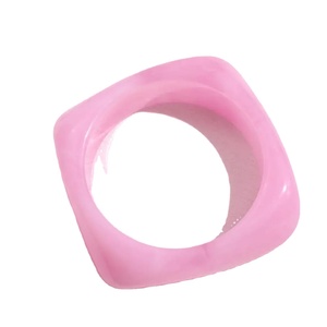 Bracelets en résine de qualité supérieure, faits à la main, style premium, pour femmes, finition brillante élégante, légers, imperméables, bijoux de mode. - Product Image 4