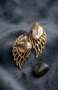 Boucles d'oreilles clous en laiton plaqué or avec perles coquillages ailées, style bohème, bijoux de mode pour femmes - Product Image 1