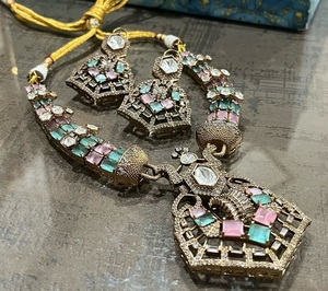 Magnifique ensemble collier et boucles d'oreilles en laiton plaqué or avec pierres Moissanite, tendance pour mariage indien, fiançailles, anniversaire - Product Image 1