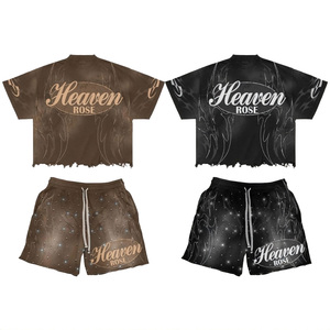 Ensemble 2 pièces streetwear homme : T-shirt court oversize et short, motif graphique vintage grunge, ourlet déchiré, strass, vente en gros - Product Image 1
