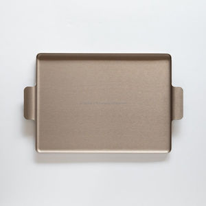 Elegante bandeja de chocolate de metal ovalada hecha a mano para servir dulces de primera calidad durante reuniones formales u ocasiones de celebración - Product Image 1