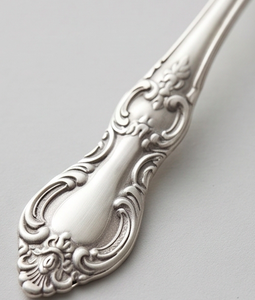 Ensemble de couverts vintage en métal, finition mate, cuillères lavables au lave-vaisselle, idéal pour les mariages, design élégant. - Product Image 3