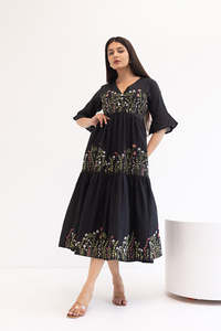 Robe midi en coton brodée de fleurs noires, col en V, manches bouffantes, coupe ample, style bohème, tenue décontractée d'été - Product Image 3