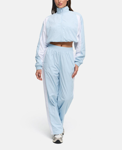 Veste coupe-vent noire personnalisée avec logo pour femme, survêtement à fermeture éclair intégrale avec col montant et passepoil contrastant en tissu froissé léger - Product Image 1