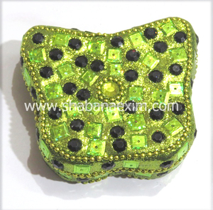 Caja de Joyería con Forma de Mariposa, Hermosa Caja de Recuerdos Hecha a Mano en India con Laca, Purpurina y Piedras, a Precio Económico - Product Image 1