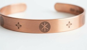 Brazalete de Cobre Puro Hecho a Mano con Grabado, Joyería de Cobre Sólido con Símbolo Rúnico Curativo para Hombres y Mujeres, Diseño Simple OEM - Product Image 6