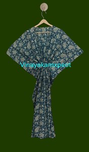 Robe Kaftan Midi Artisanale Exquise à Motifs Floraux Bleus pour Femme, Imprimé Sanganeri Intricat, Col en V, 100% Coton - Product Image 4